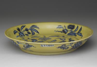 图片[3]-Dish with flowering pomegrante, fruiting branches and lotus sprigs, in underglaze blue on a yellow ground, Ming dynasty, Chenghua reign, 1465-1487-China Archive